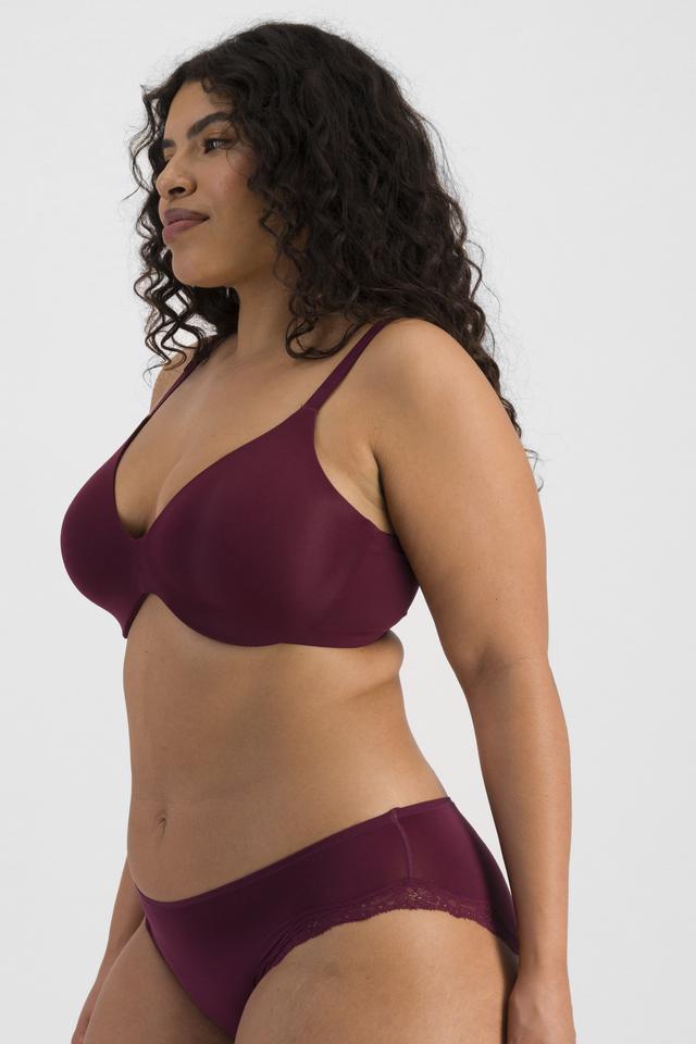 Laura (She/Her) wears size 14DD and is 165cm tall with 94cm chest and 76cm waist