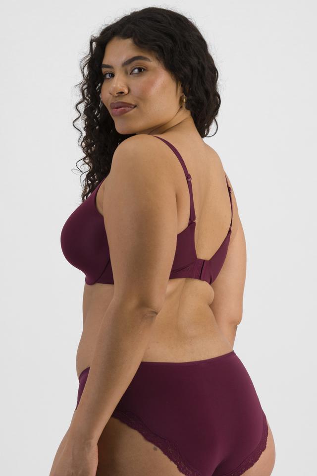 Laura (She/Her) wears size 14DD and is 165cm tall with 94cm chest and 76cm waist