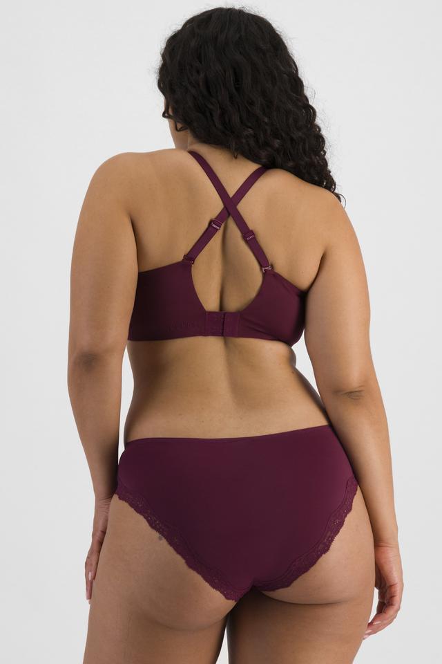 Laura (She/Her) wears size 14DD and is 165cm tall with 94cm chest and 76cm waist
