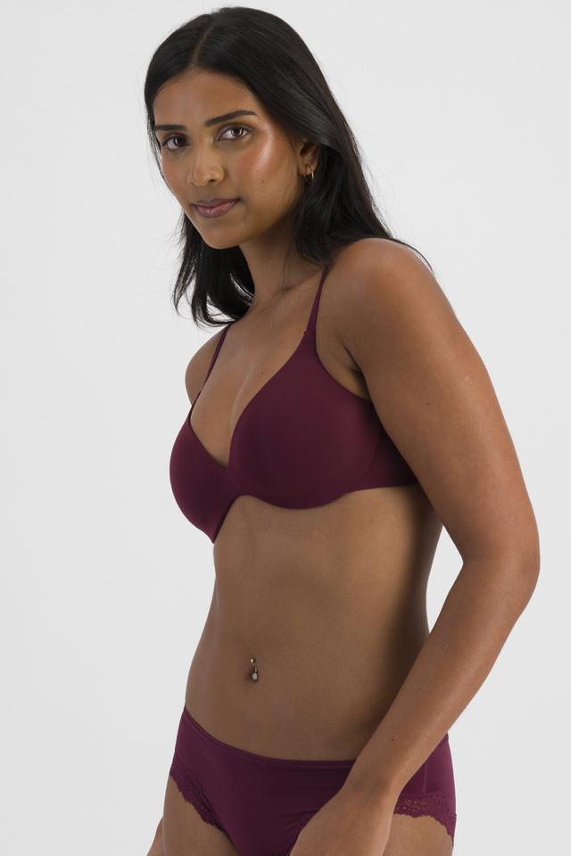 NAYA (She/Her) wears size 12B and is 174cm tall with 80cm chest and 63cm waist