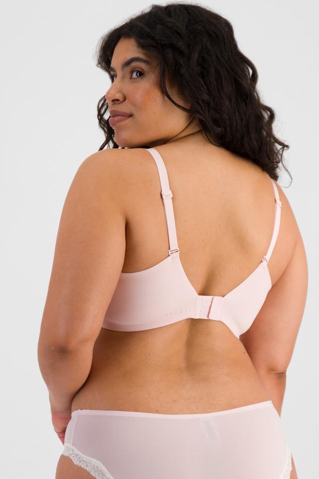 Laura (She/Her) wears size 14DD and is 165cm tall with 94cm chest and 76cm waist