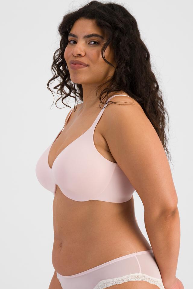 Laura (She/Her) wears size 14DD and is 165cm tall with 94cm chest and 76cm waist