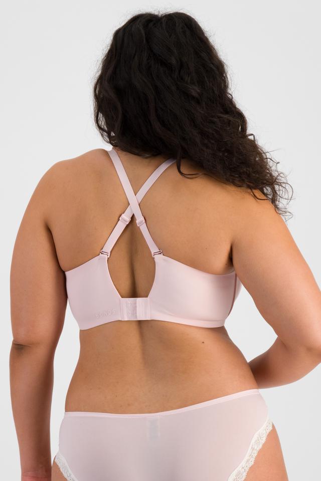 Laura (She/Her) wears size 14DD and is 165cm tall with 94cm chest and 76cm waist