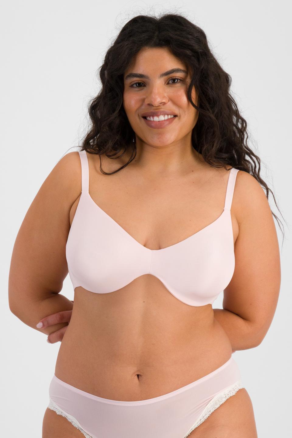 Laura (She/Her) wears size 14DD and is 165cm tall with 94cm chest and 76cm waist