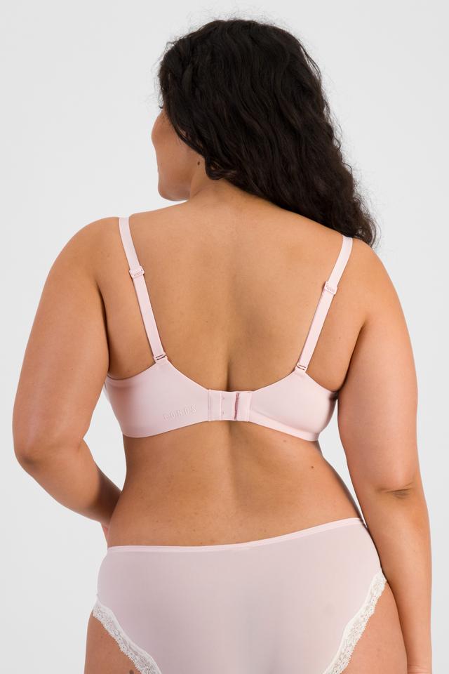 Laura (She/Her) wears size 14DD and is 165cm tall with 94cm chest and 76cm waist