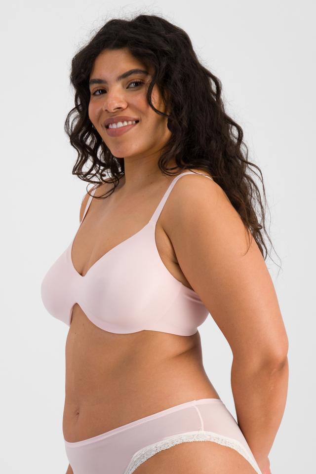 Laura (She/Her) wears size 14DD and is 165cm tall with 94cm chest and 76cm waist