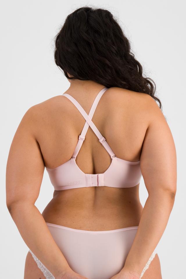 Laura (She/Her) wears size 14DD and is 165cm tall with 94cm chest and 76cm waist