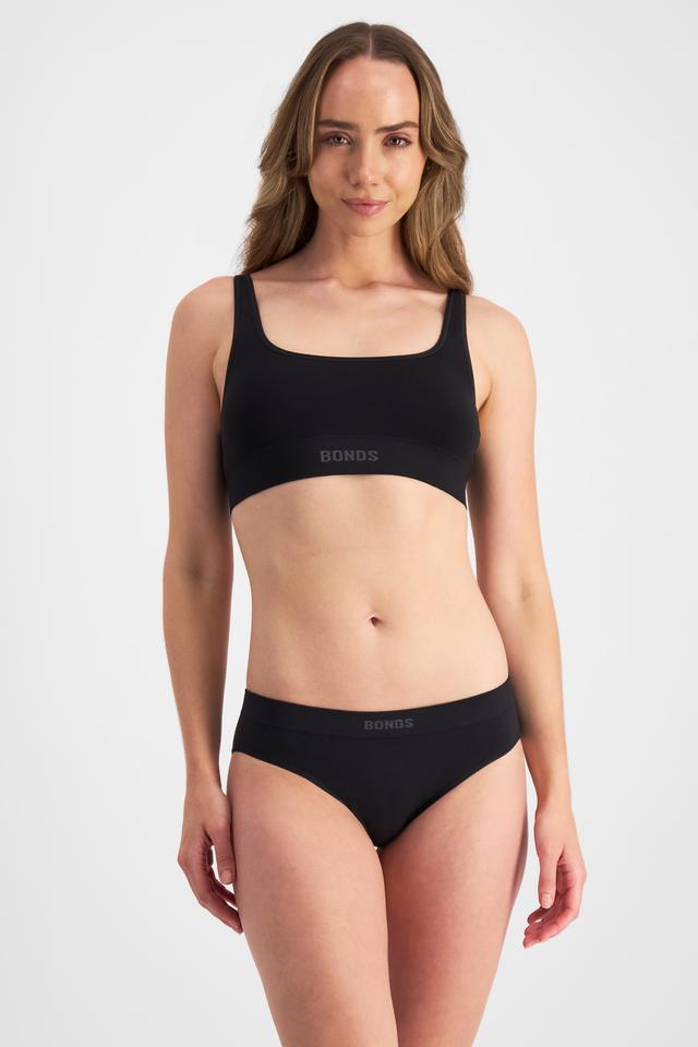 Mikaela (She/Her) wears size S and is 177cm tall with 89cm chest and 66cm waist