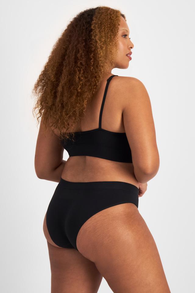 Bailey (She/Her) wears size L and is 168cm tall with 99cm chest and 86cm waist