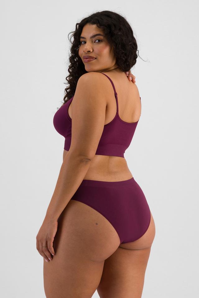 Laura (She/Her) wears size 14 and is 165cm tall with 94cm chest and 76cm waist