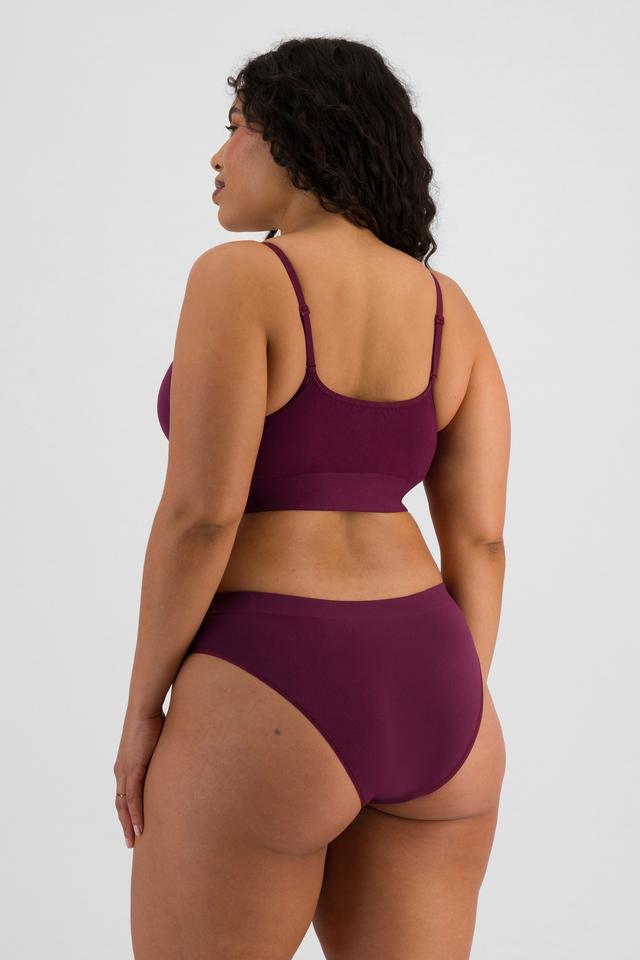 Laura (She/Her) wears size 14 and is 165cm tall with 94cm chest and 76cm waist