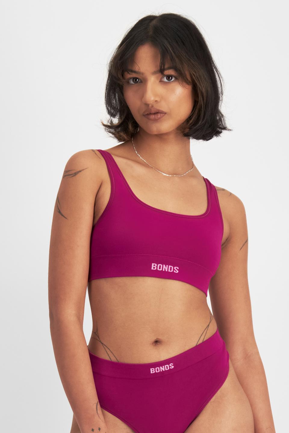 Nickila (She/Her) wears size 10 and is 171cm tall with 77cm chest and 68cm waist