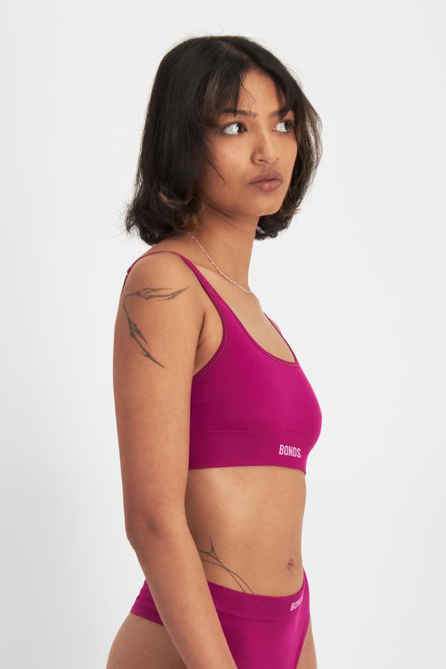 Nickila (She/Her) wears size 10 and is 171cm tall with 77cm chest and 68cm waist