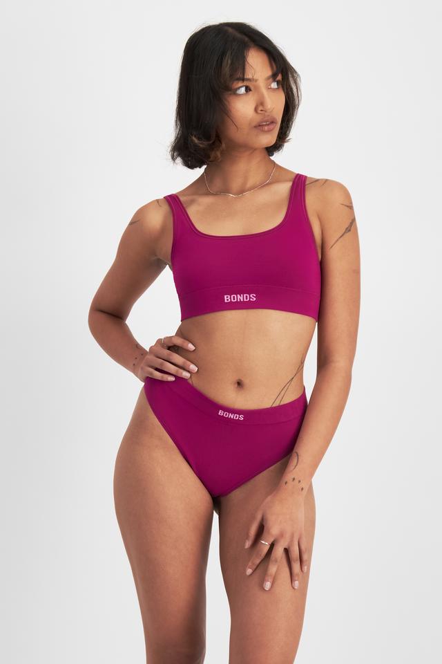 Nickila (She/Her) wears size 10 and is 171cm tall with 77cm chest and 68cm waist
