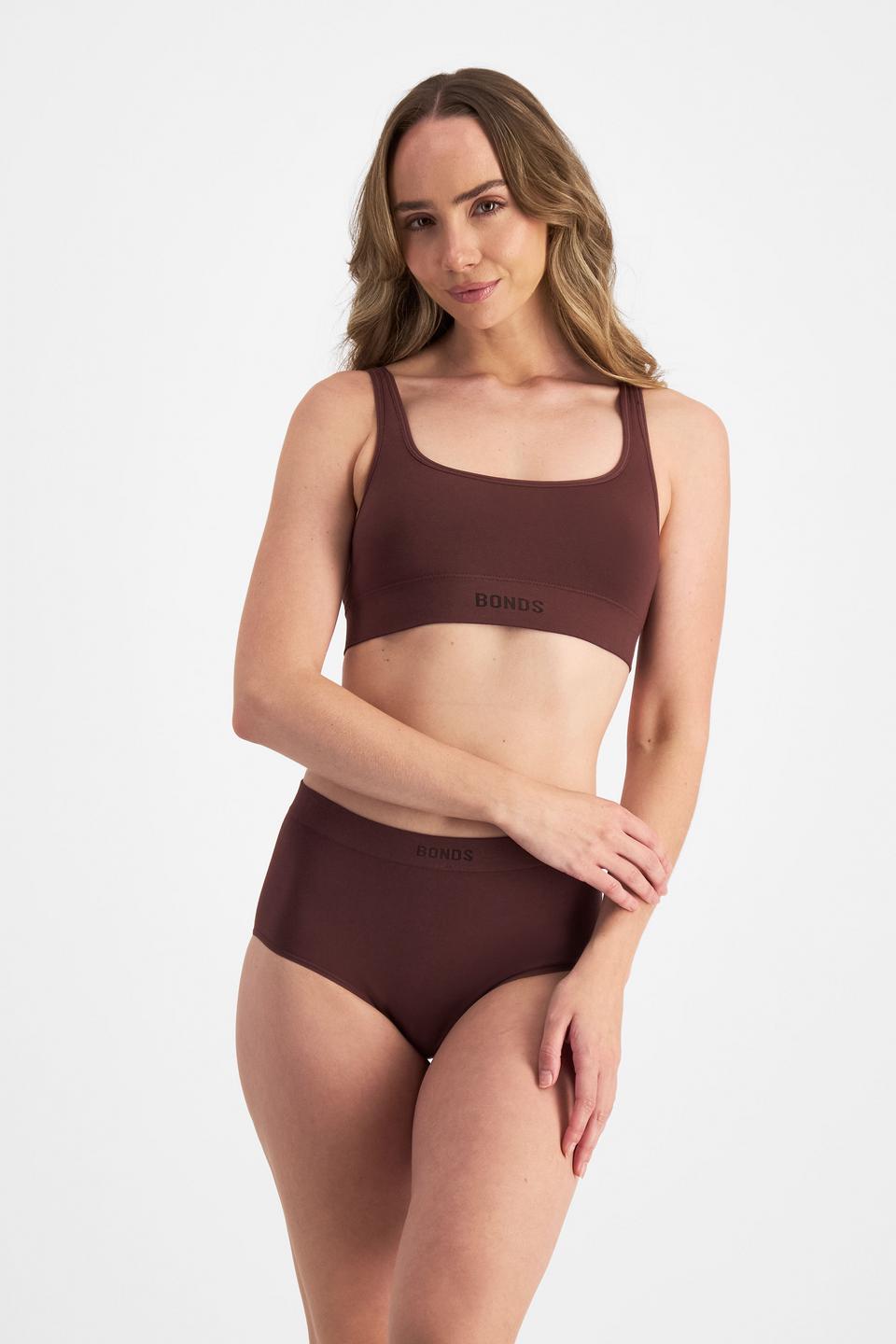Ella (She/Her) wears size L and is 171cm tall with 93cm chest and 76cm waist