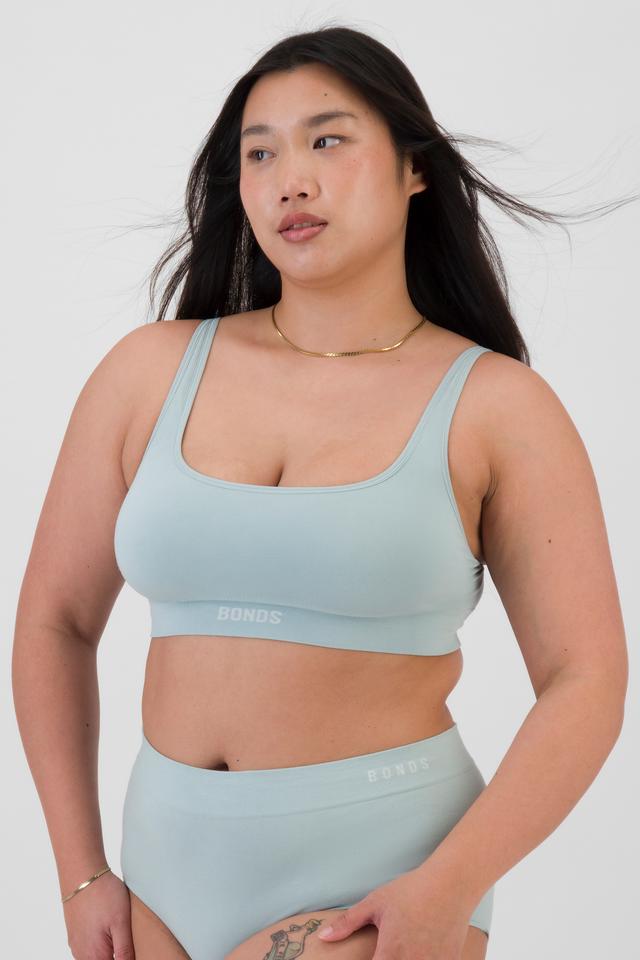 Chloe (She/Her) wears size 14 and is 165cm tall with 95cm chest and 78cm waist