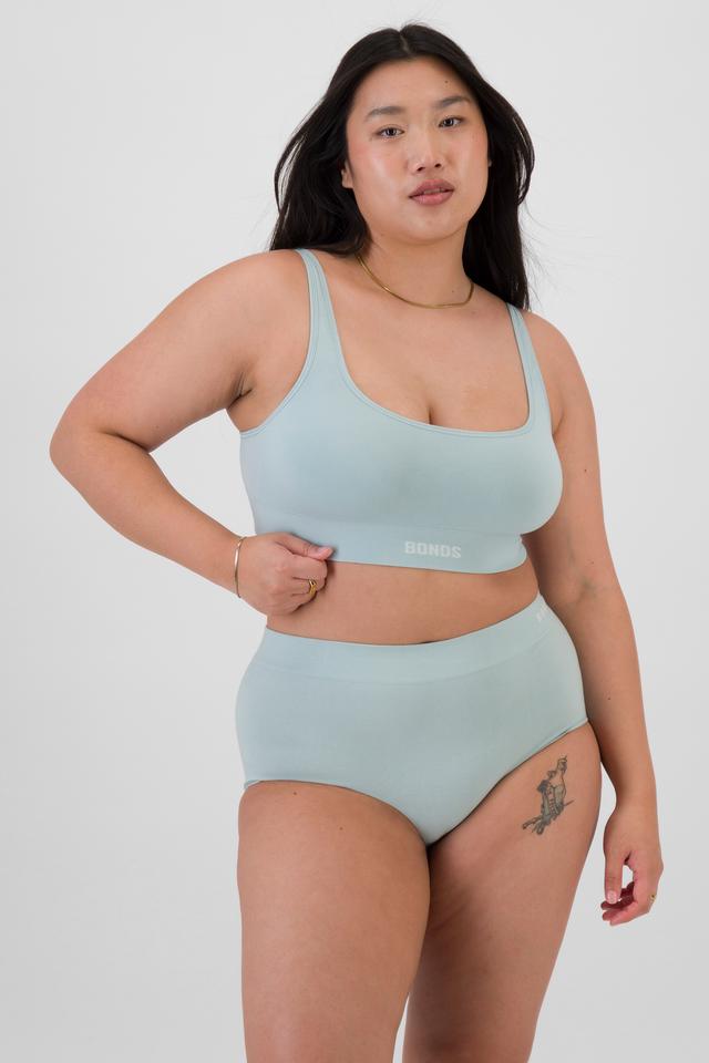 Chloe (She/Her) wears size 14 and is 165cm tall with 95cm chest and 78cm waist