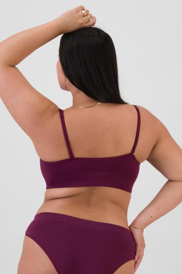 Chloe (She/Her) wears size 14 and is 165cm tall with 95cm chest and 78cm waist