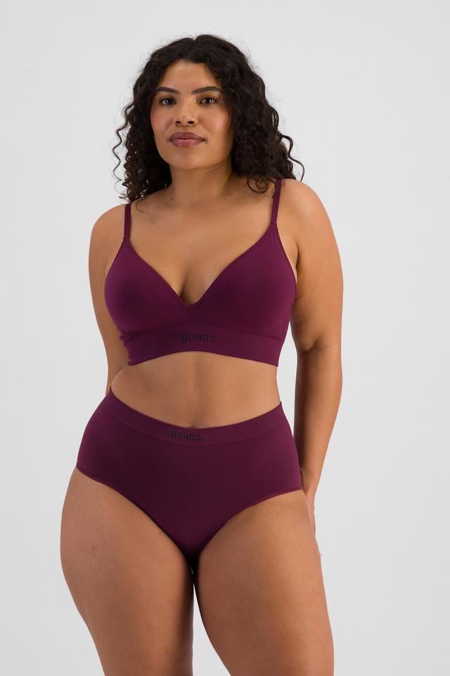 Laura (She/Her) wears size 14 and is 165cm tall with 94cm chest and 76cm waist