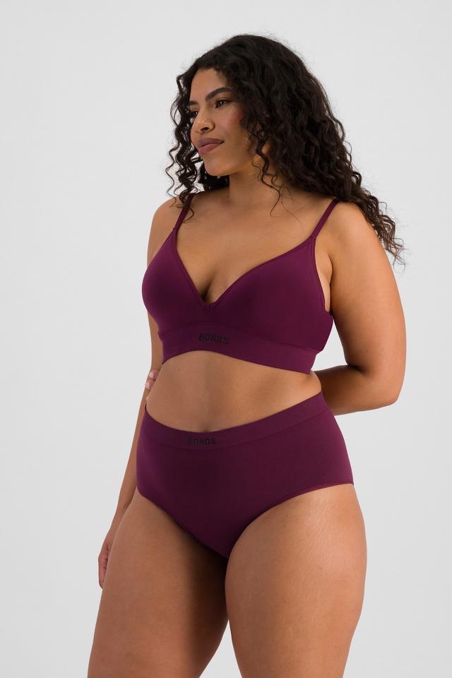 Laura (She/Her) wears size 14 and is 165cm tall with 94cm chest and 76cm waist