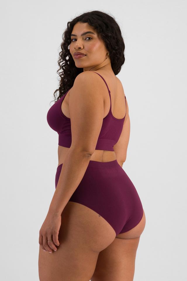 Laura (She/Her) wears size 14 and is 165cm tall with 94cm chest and 76cm waist