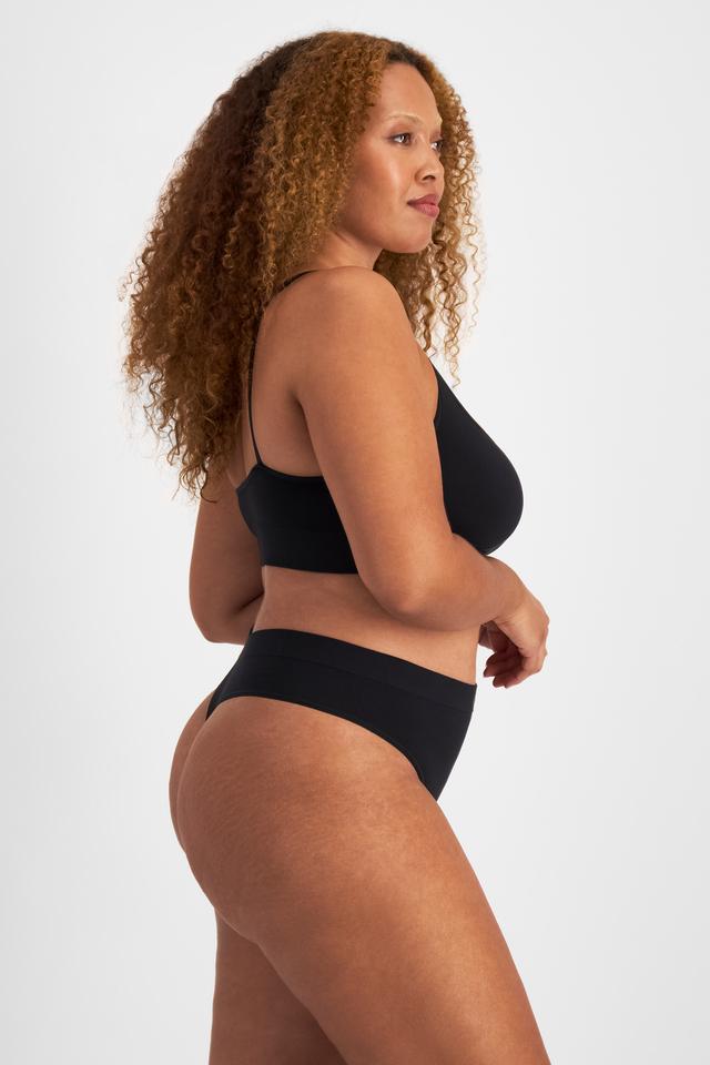 Bailey (She/Her) wears size L and is 168cm tall with 99cm chest and 86cm waist