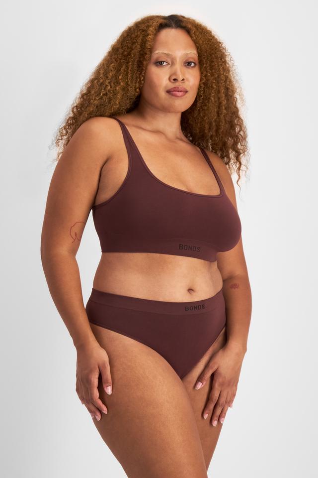 Bailey (She/Her) wears size L and is 168cm tall with 99cm chest and 86cm waist
