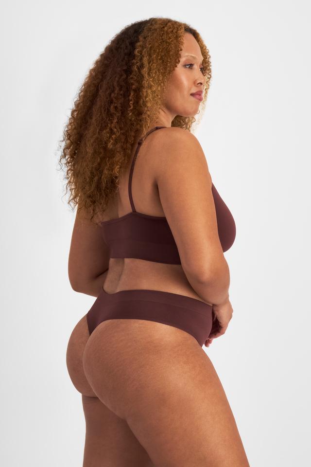 Bailey (She/Her) wears size L and is 168cm tall with 99cm chest and 86cm waist