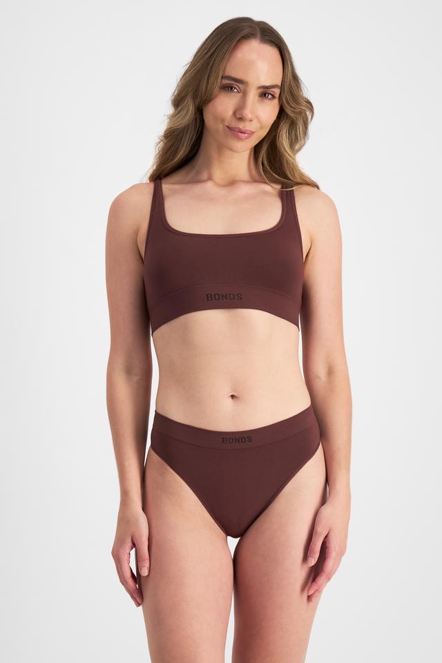 Mikaela (She/Her) wears size S and is 177cm tall with 89cm chest and 66cm waist