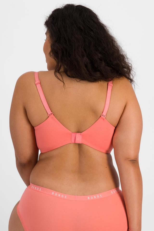Laura (She/Her) wears size 14DD and is 165cm tall with 94cm chest and 76cm waist