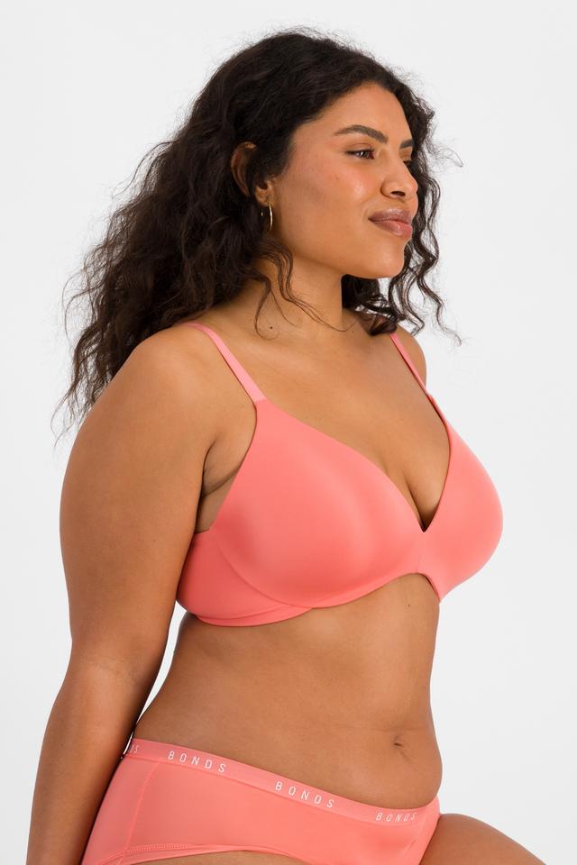 Laura (She/Her) wears size 14DD and is 165cm tall with 94cm chest and 76cm waist