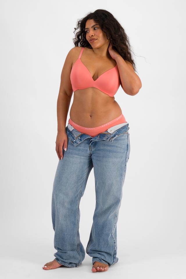Laura (She/Her) wears size 14DD and is 165cm tall with 94cm chest and 76cm waist