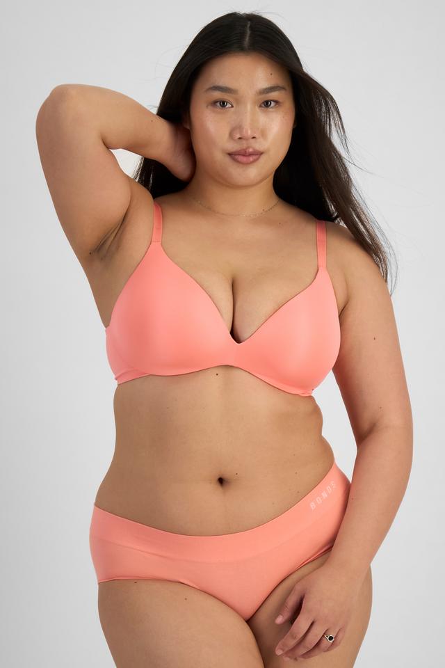 Chloe (She/Her) wears size 14DD and is 165cm tall with 95cm chest and 78cm waist