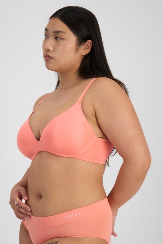 Chloe (She/Her) wears size 14DD and is 165cm tall with 95cm chest and 78cm waist