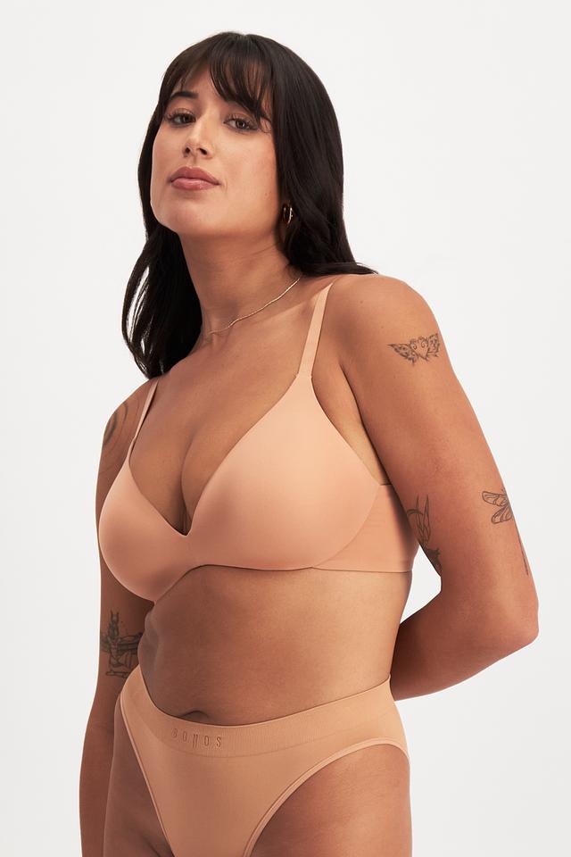 Leah (She/Her) wears size 14DD and is 185cm tall
