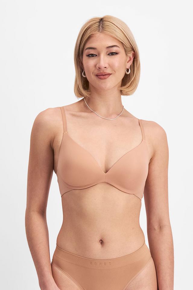 Rhiannan (She/Her) wears size 12B and is 175cm tall