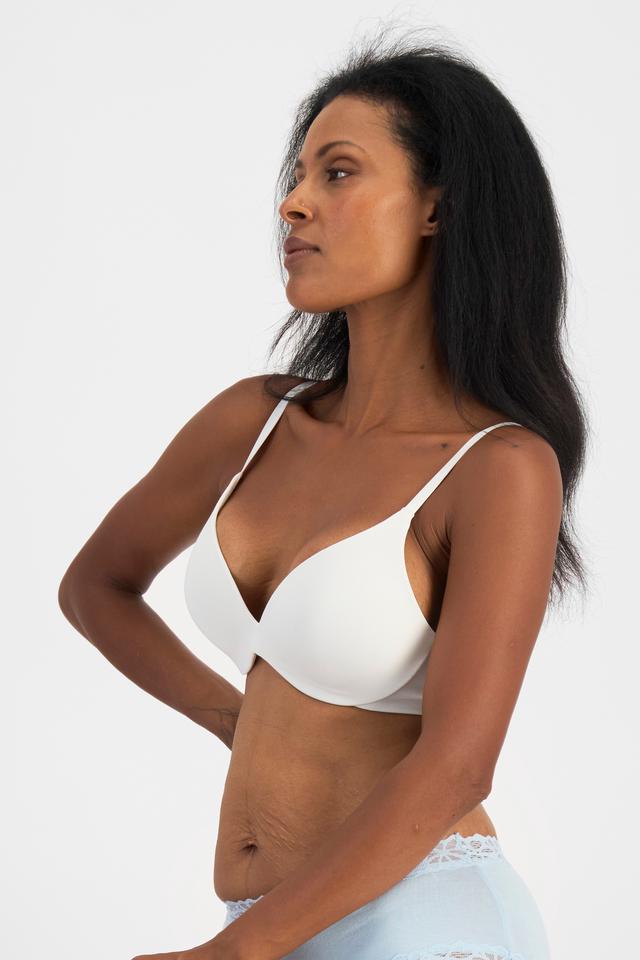 Senait (She/Her) wears size 10 and is 162cm tall with 79cm chest and 60c