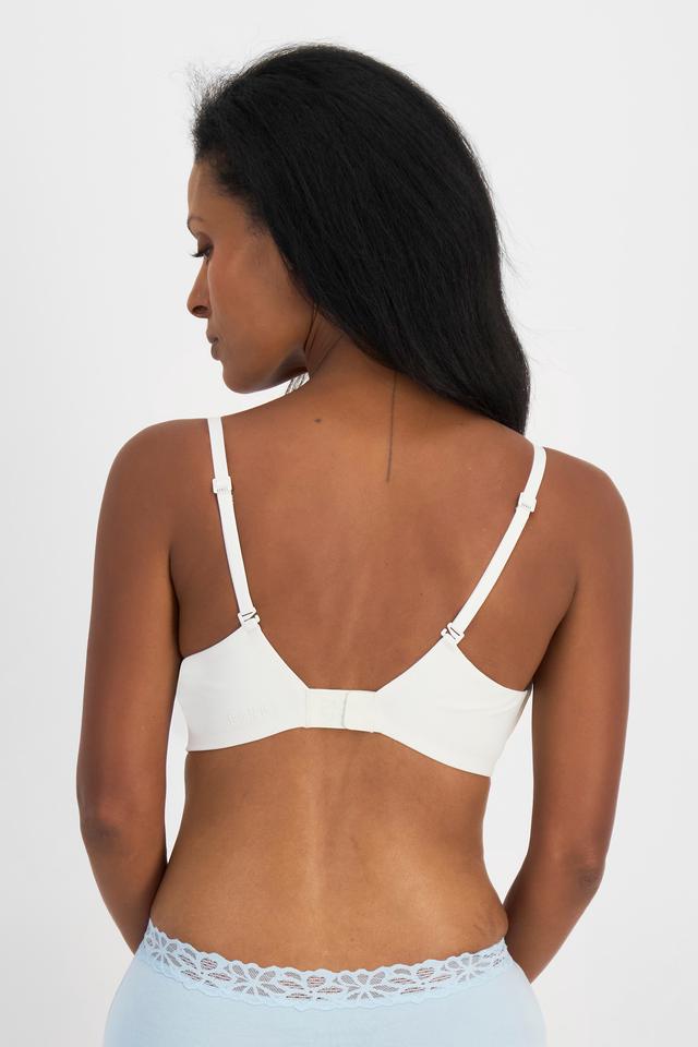Senait (She/Her) wears size 10 and is 162cm tall with 79cm chest and 60c
