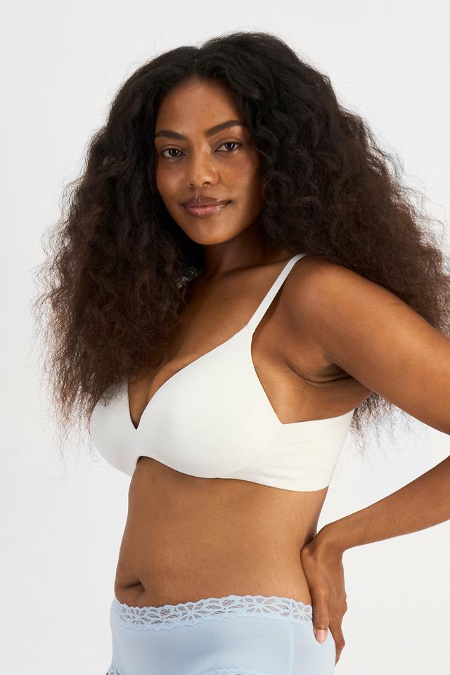 Cassaera (She/Her) wears size 14 and is 180cm tall with 107cm chest and 82cm waist