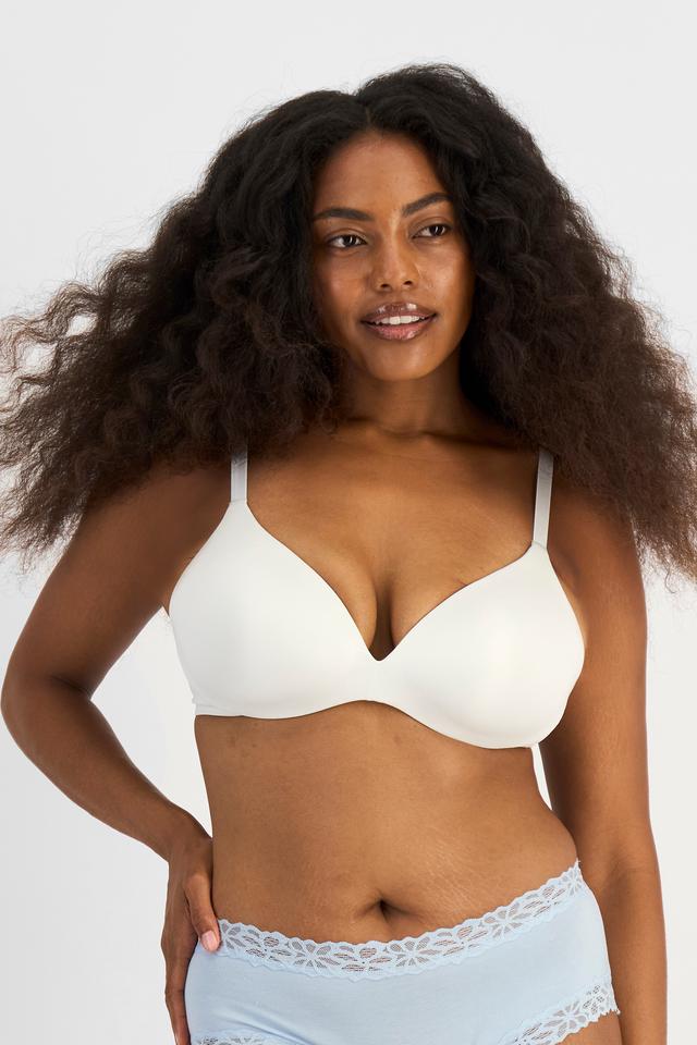 Cassaera (She/Her) wears size 14 and is 180cm tall with 107cm chest and 82cm waist