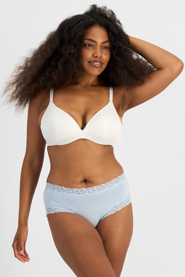 Cassaera (She/Her) wears size 14 and is 180cm tall with 107cm chest and 82cm waist