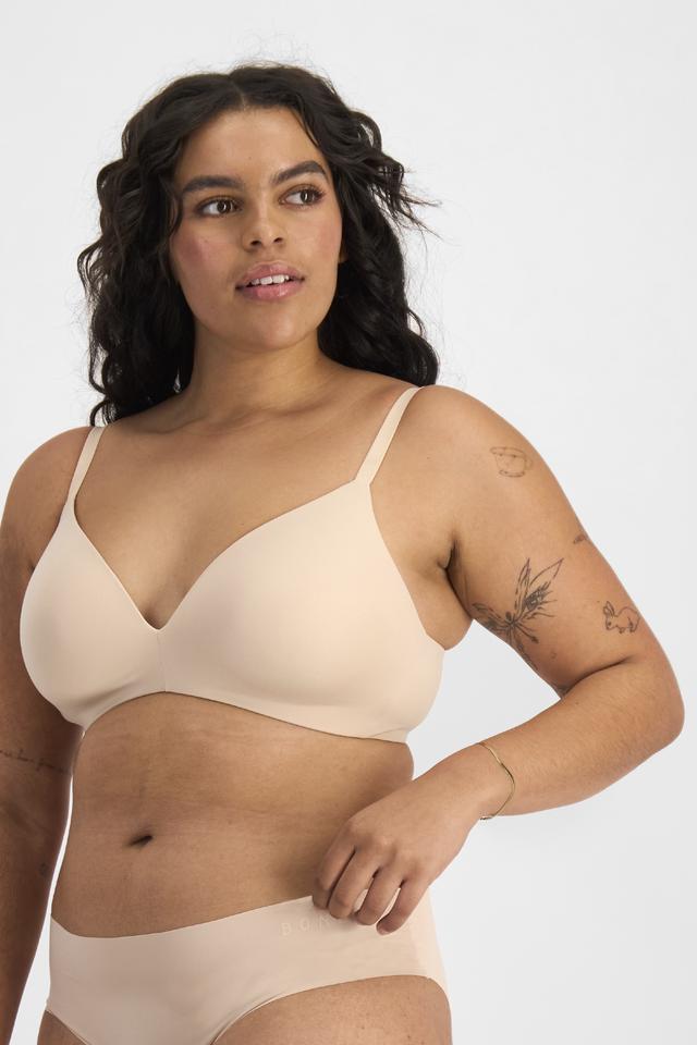 Bisahr (They/Them) wears size 14D and is 180cm tall with 81cm chest and 66cm waist