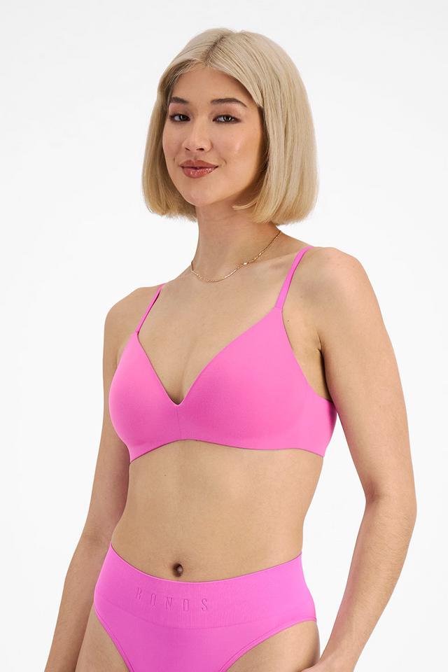 Rhiannan (She/Her) wears size 12B and is 175cm tall