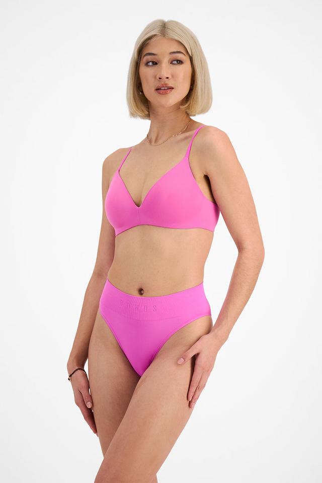 Rhiannan (She/Her) wears size 12B and is 175cm tall