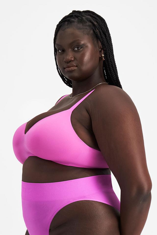 Nyapal (She/Her) wears size 18DD and is 182cm tall with 121cm chest and 111cm waist