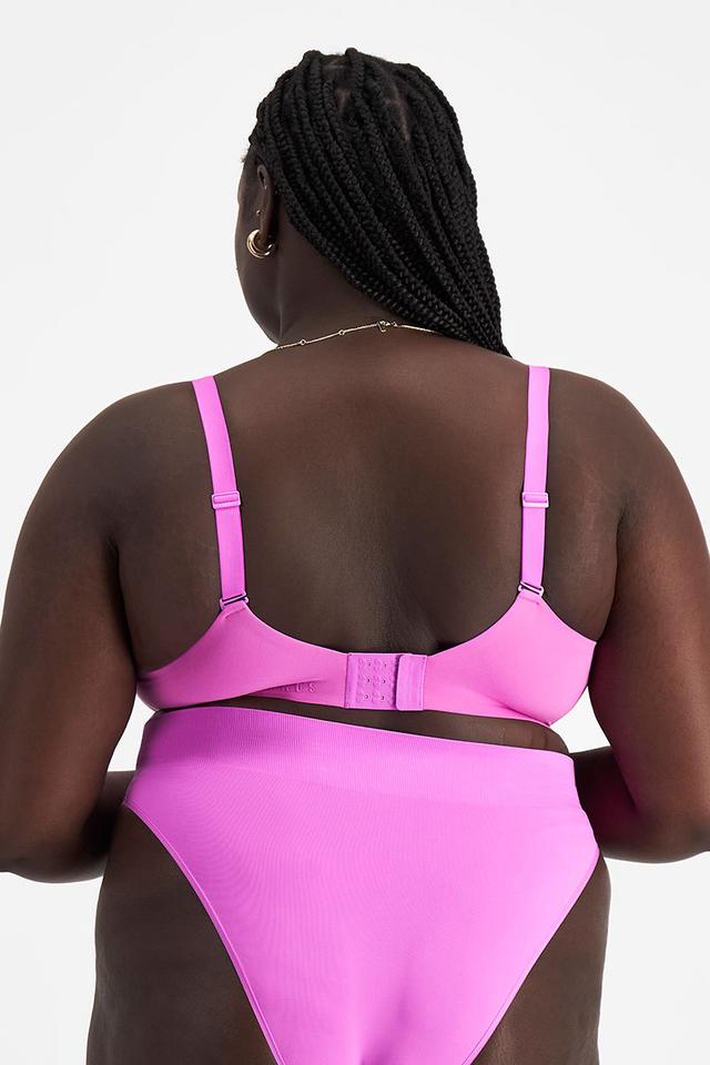 Nyapal (She/Her) wears size 18DD and is 182cm tall with 121cm chest and 111cm waist