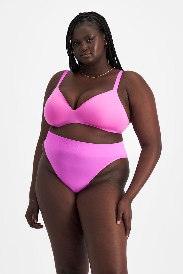 Nyapal (She/Her) wears size 18DD and is 182cm tall with 121cm chest and 111cm waist
