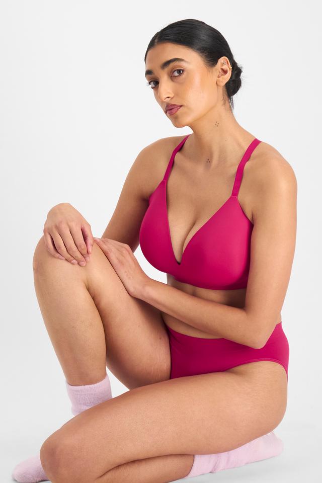 Mancie (She/Her) wears size 14 and is 178cm tall with 84cm chest and 71cm waist