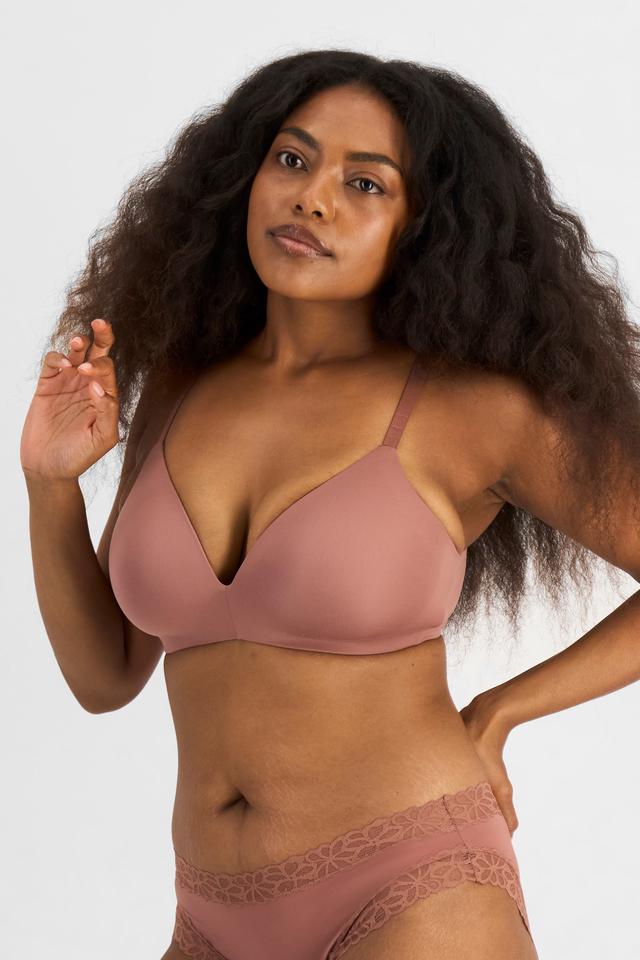 Cassaera (She/Her) wears size 14D and is 180cm tall with 107cm chest and 82cm waist
