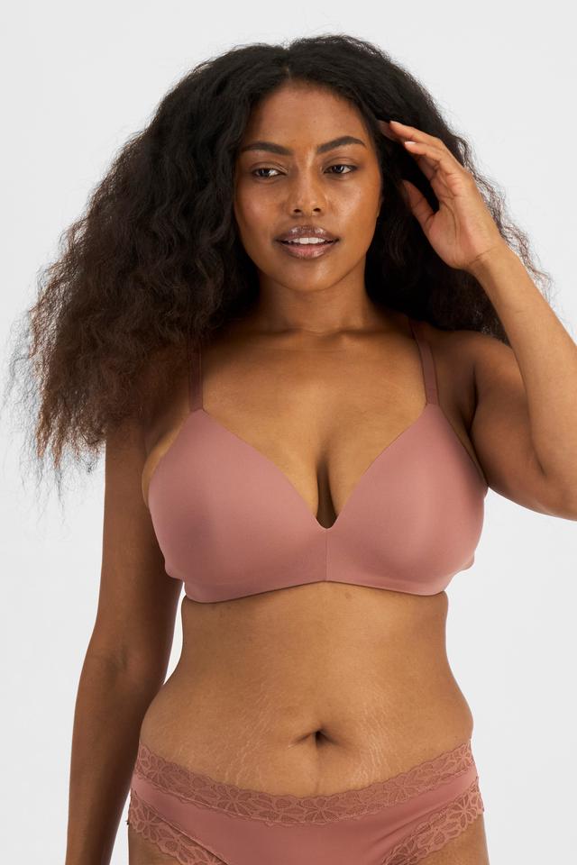Cassaera (She/Her) wears size 14 and is 180cm tall with 107cm chest and 82cm waist